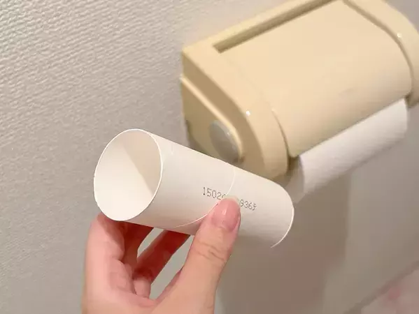 トイレットペーパーの芯を潰して貼るだけ！　「片手でトイペが切れたらいいのに」を叶える簡単な方法