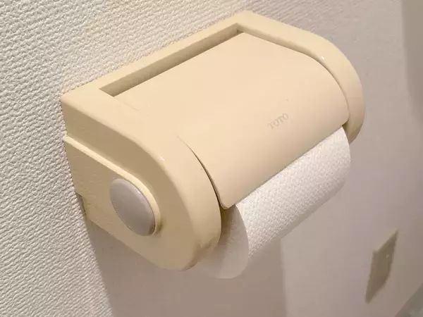 トイレットペーパーの芯を潰して貼るだけ！　「片手でトイペが切れたらいいのに」を叶える簡単な方法