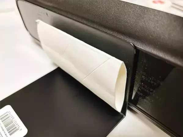 トイレットペーパーの芯を潰して貼るだけ！　「片手でトイペが切れたらいいのに」を叶える簡単な方法