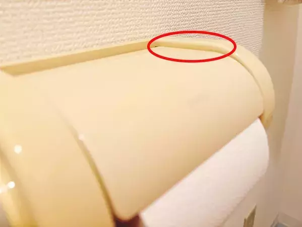 トイレットペーパーの芯を潰して貼るだけ！　「片手でトイペが切れたらいいのに」を叶える簡単な方法
