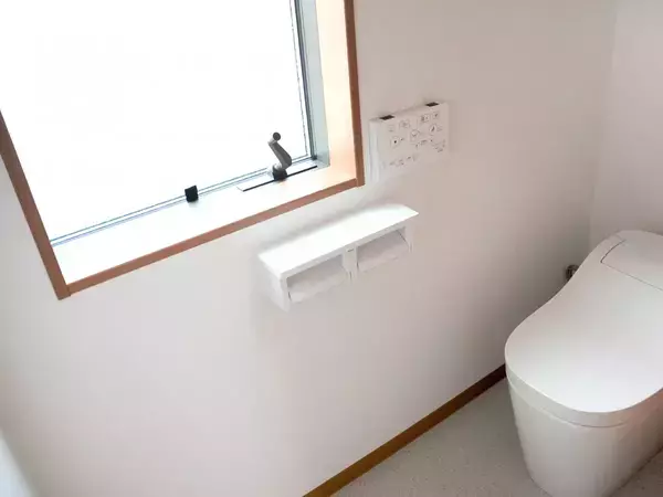 トイレ換気扇のカバー、手作りスティックで一撫ですると？　汚れの落ち方に「これは便利！」【掃除テク4選】