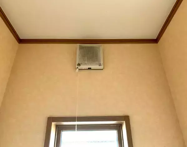 トイレ換気扇のカバー、手作りスティックで一撫ですると？　汚れの落ち方に「これは便利！」【掃除テク4選】