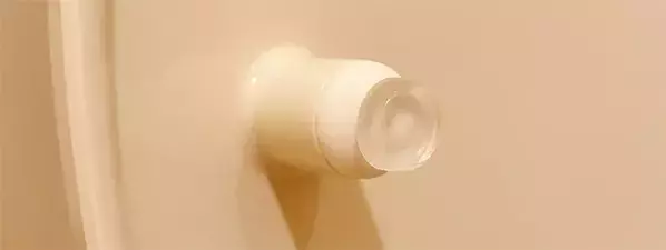 トイレの蓋の裏に“シール”を貼ると？　うるさい音の改善方法に「やっぱりやってよかった」