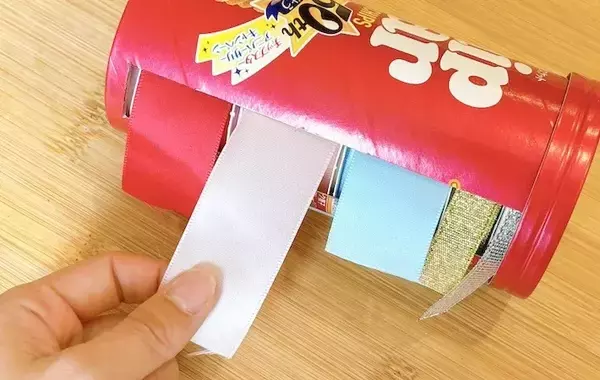 チップスターの空き箱、捨てないで！　意外な収納技に「これこそシンデレラフィット！」