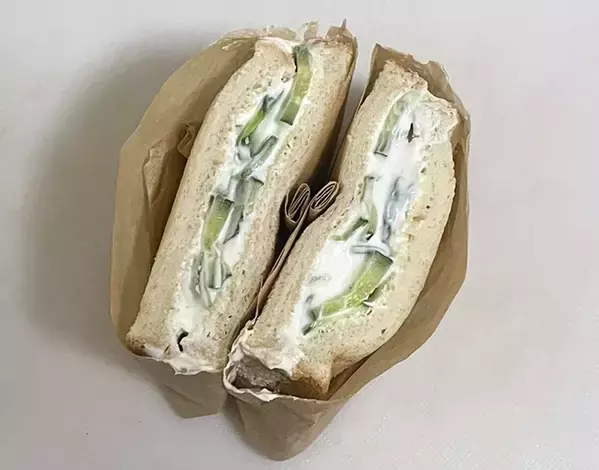 スライスしたキュウリに100g加えて！　サンドイッチに入れた『白い食べ物』の正体は…
