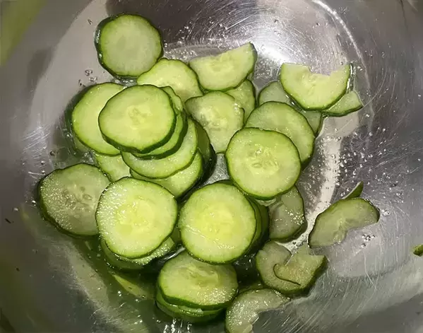 スライスしたキュウリに100g加えて！　サンドイッチに入れた『白い食べ物』の正体は…