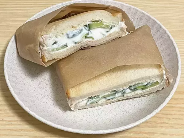 スライスしたキュウリに100g加えて！　サンドイッチに入れた『白い食べ物』の正体は…
