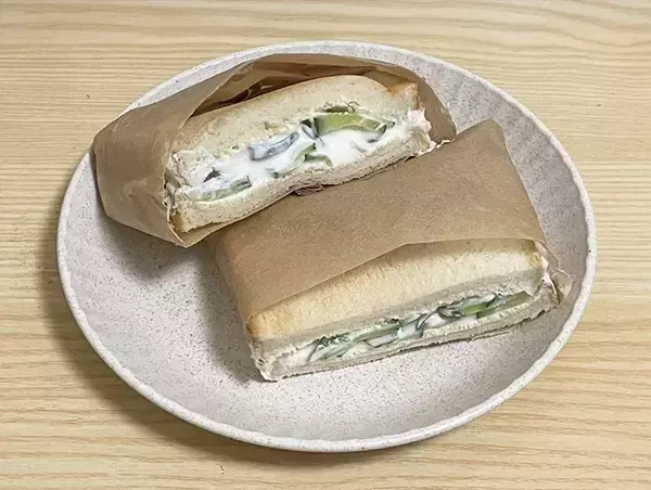 スライスしたキュウリに100g加えて！　サンドイッチに入れた『白い食べ物』の正体は…