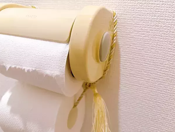 0円で完成！　家にある『余った紐』でトイレットペーパーホルダーを2連化する裏技