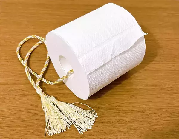 0円で完成！　家にある『余った紐』でトイレットペーパーホルダーを2連化する裏技