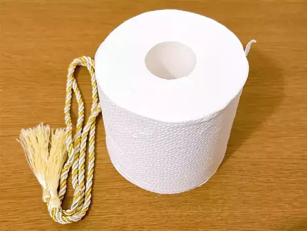 0円で完成！　家にある『余った紐』でトイレットペーパーホルダーを2連化する裏技