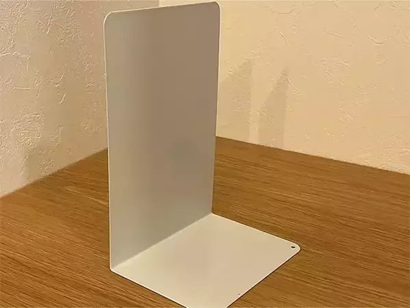 100均のブックエンドをベッドで使うと？　完成した収納に「真似したい」
