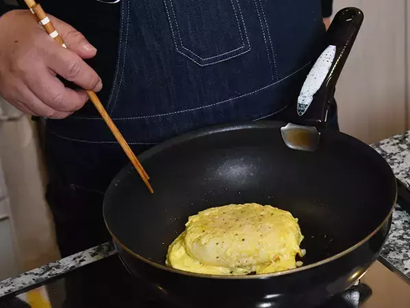 余った冷凍ご飯を卵液にドボン！ 天野ひろゆき流の裏ワザに「天才」