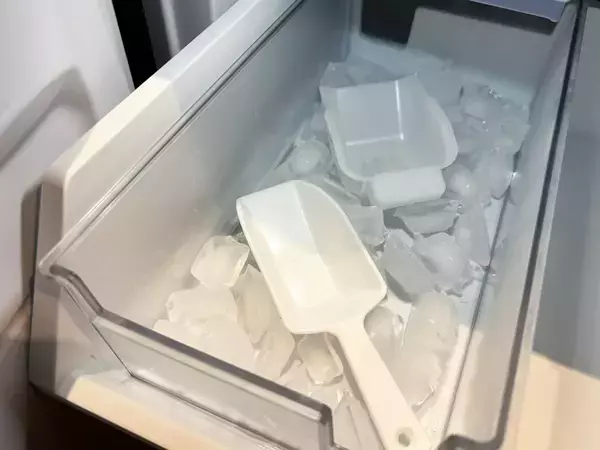 家で作った氷、白っぽいのはなぜ？　なるべく透明にするコツは