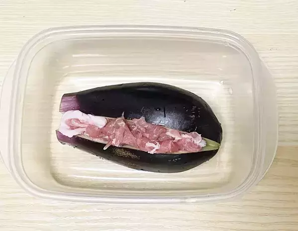 ナスを丸ごとレンチン 肉を挟むだけのレシピに「ジューシー」「弁当のおかずにも」