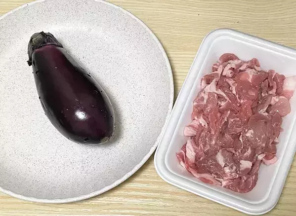 ナスを丸ごとレンチン 肉を挟むだけのレシピに「ジューシー」「弁当のおかずにも」