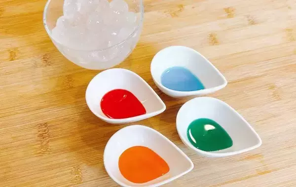 スーパーのわらび餅を『かき氷シロップ』に漬けると？　完成した姿に「きれい」「子供と作りたい！」