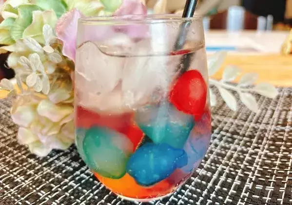 スーパーのわらび餅を『かき氷シロップ』に漬けると？　完成した姿に「きれい」「子供と作りたい！」