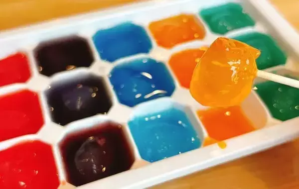 スーパーのわらび餅を『かき氷シロップ』に漬けると？　完成した姿に「きれい」「子供と作りたい！」