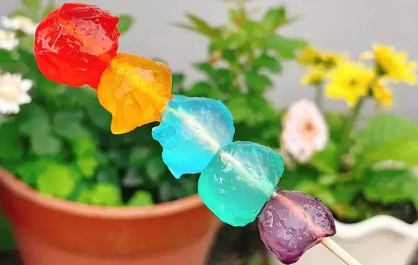 スーパーのわらび餅を『かき氷シロップ』に漬けると？　完成した姿に「きれい」「子供と作りたい！」