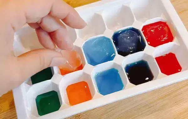 スーパーのわらび餅を『かき氷シロップ』に漬けると？　完成した姿に「きれい」「子供と作りたい！」