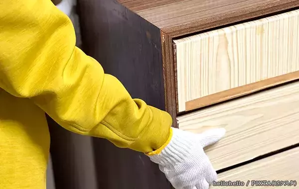 道端に捨てられた『オシャレな家具』勝手に持ち帰ってもいい？　弁護士の回答に驚き