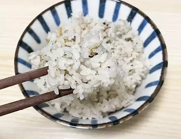 お茶漬け、ではなく『炊き込みご飯』！　緑茶を炊飯器に入れてみると…