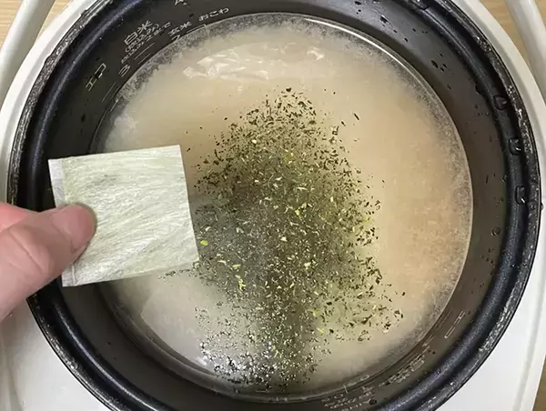 お茶漬け、ではなく『炊き込みご飯』！　緑茶を炊飯器に入れてみると…