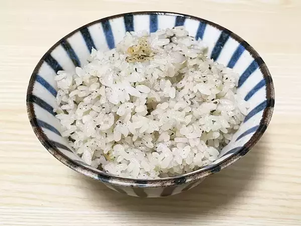 お茶漬け、ではなく『炊き込みご飯』！　緑茶を炊飯器に入れてみると…