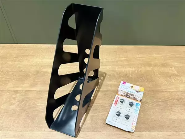 玄関にファイルスタンドを置いて…？　『じゃない使い方』でゴミ出しラクちんに