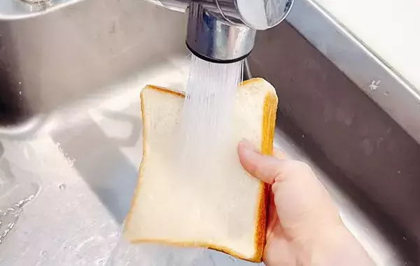 食パンは焼く前に『水』をかける！　焼き上がりに「耳までサクサク」「これは嬉しい」