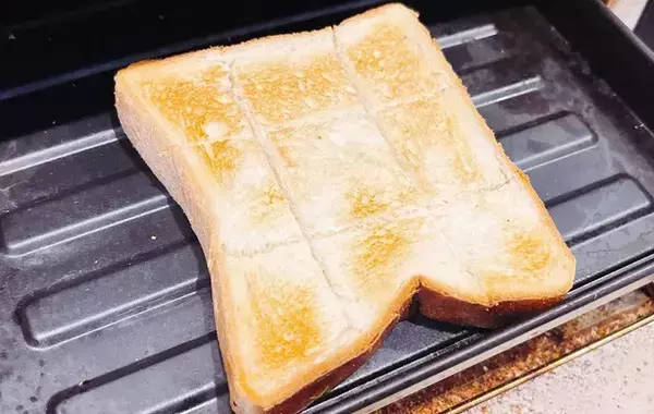 食パンは焼く前に『水』をかける！　焼き上がりに「耳までサクサク」「これは嬉しい」