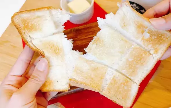 食パンは焼く前に『水』をかける！　焼き上がりに「耳までサクサク」「これは嬉しい」