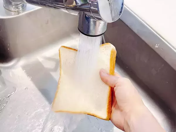 食パンは焼く前に『水』をかける！　焼き上がりに「耳までサクサク」「これは嬉しい」