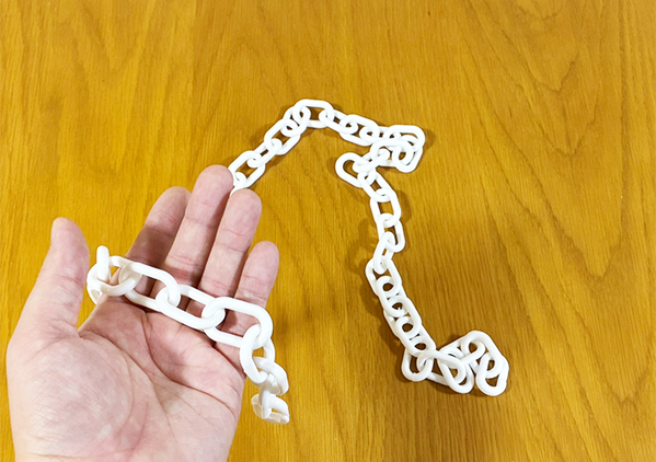 ダイソーで買った白い鎖、つっぱり棒にかけると　戸棚の収納スペースが増える『知恵』に感動