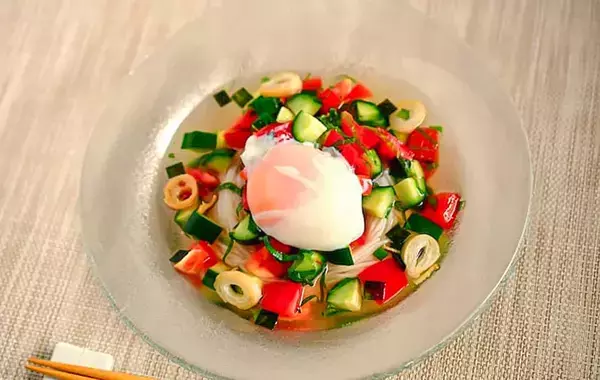 卵と夏野菜たっぷりそうめん　めんつゆをかけるのではなく…【管理栄養士の簡単レシピ】
