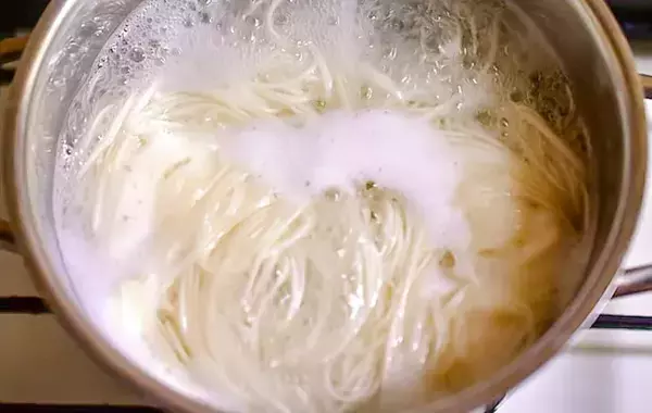 卵と夏野菜たっぷりそうめん　めんつゆをかけるのではなく…【管理栄養士の簡単レシピ】