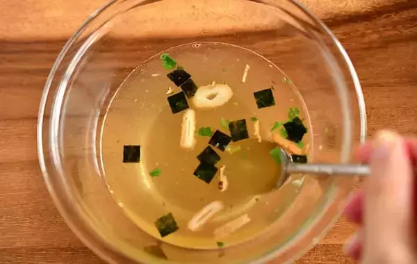 卵と夏野菜たっぷりそうめん　めんつゆをかけるのではなく…【管理栄養士の簡単レシピ】