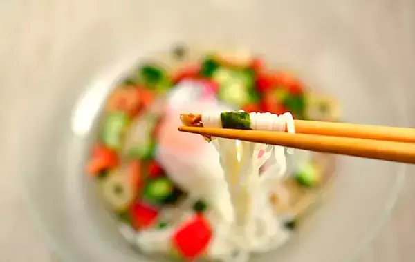 卵と夏野菜たっぷりそうめん　めんつゆをかけるのではなく…【管理栄養士の簡単レシピ】