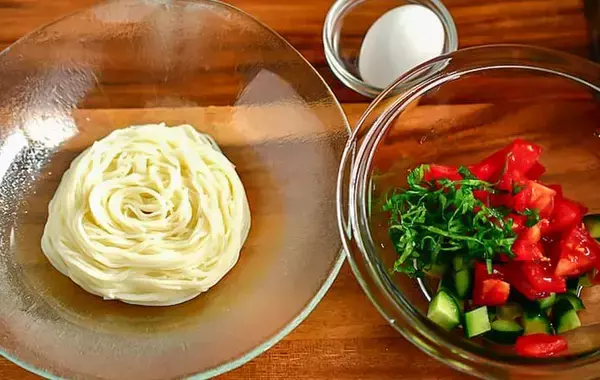 卵と夏野菜たっぷりそうめん　めんつゆをかけるのではなく…【管理栄養士の簡単レシピ】