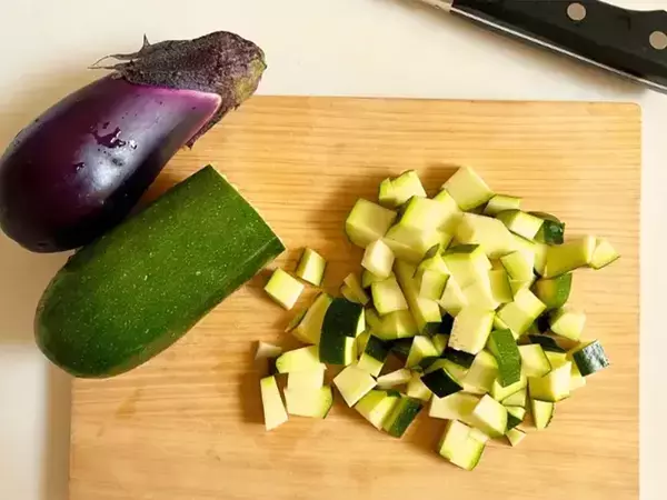 包丁で切ってレンチンするだけ！　ナスとズッキーニの簡単おかずに「夫も喜んだ」【10分以内】