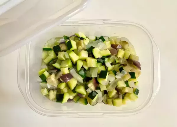 包丁で切ってレンチンするだけ！　ナスとズッキーニの簡単おかずに「夫も喜んだ」【10分以内】