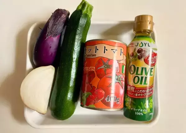 包丁で切ってレンチンするだけ！　ナスとズッキーニの簡単おかずに「夫も喜んだ」【10分以内】