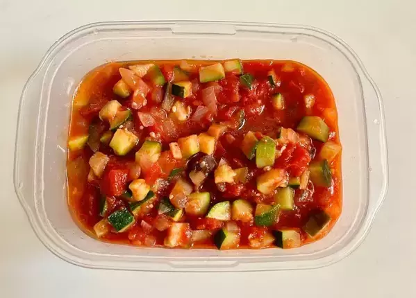 包丁で切ってレンチンするだけ！　ナスとズッキーニの簡単おかずに「夫も喜んだ」【10分以内】