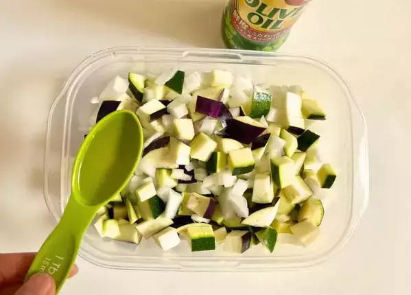 包丁で切ってレンチンするだけ！　ナスとズッキーニの簡単おかずに「夫も喜んだ」【10分以内】