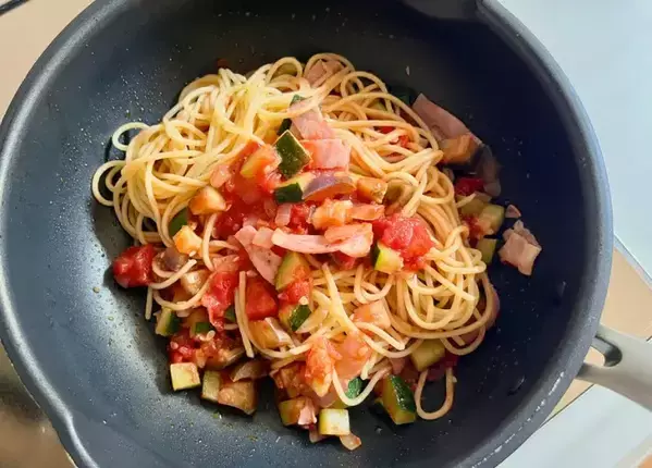 包丁で切ってレンチンするだけ！　ナスとズッキーニの簡単おかずに「夫も喜んだ」【10分以内】