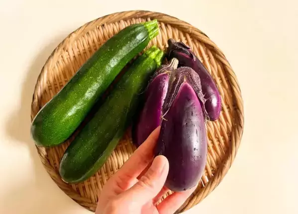 包丁で切ってレンチンするだけ！　ナスとズッキーニの簡単おかずに「夫も喜んだ」【10分以内】