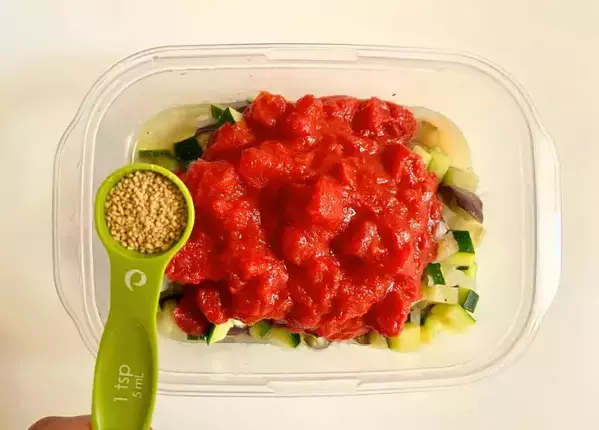包丁で切ってレンチンするだけ！　ナスとズッキーニの簡単おかずに「夫も喜んだ」【10分以内】