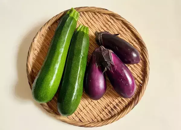 包丁で切ってレンチンするだけ！　ナスとズッキーニの簡単おかずに「夫も喜んだ」【10分以内】