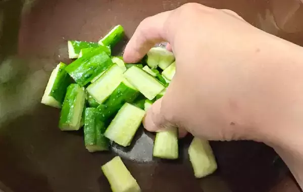 キュウリに小さじ1杯加えてみて！　5分で完成“簡単おかず”レシピ